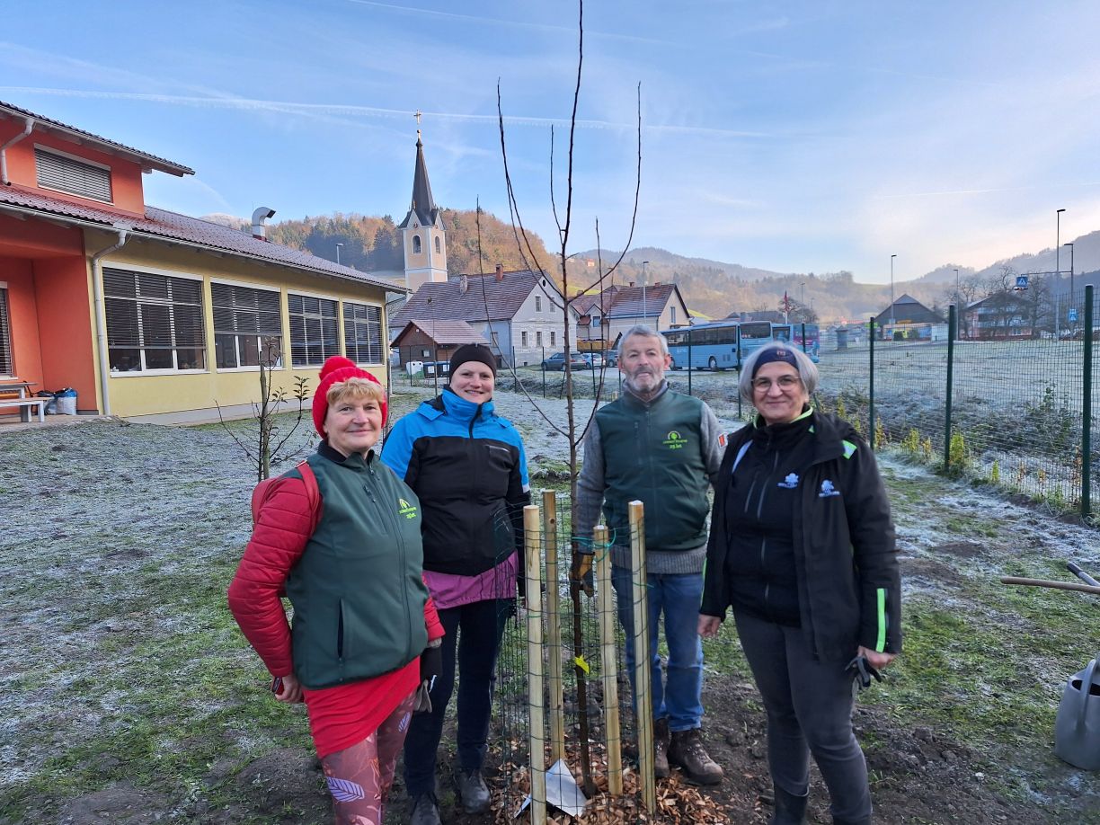 Učenci pri sajenju na Blagovici